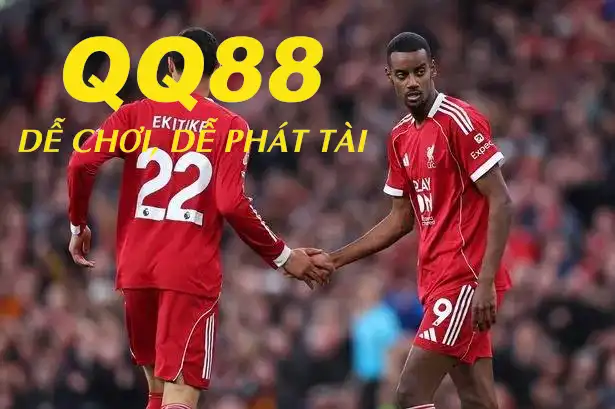 Ekitike và Isak cũng đang thi đấu rất mờ nhạt ở mùa giải này (Ảnh: Mirror)