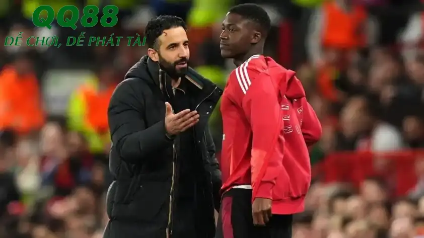 Sử dụng Mainoo là vấn đề gây nhiều tranh cãi trong giai đoạn cầm quyền ở Man United.