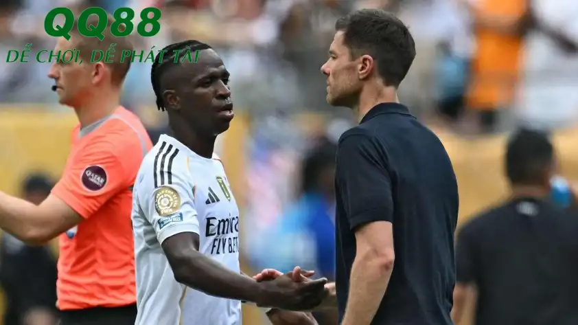 Mối quan hệ rạn nứt với Vinicius gây áp lực lớn cho Xabi Alonso